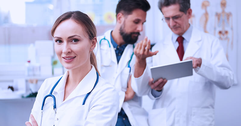 Particular ou convênio, qual opção de atendimento escolher? 15 particular ou convenio medicos conversando