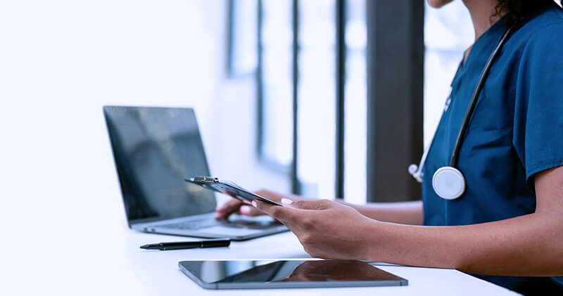Como acompanhar e analisar indicadores de desempenho em clínicas? 7 indicadores de desempenho computador