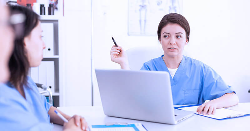 Quando é necessário emitir um laudo médico permanente? 2 laudo medico permanente sala medica