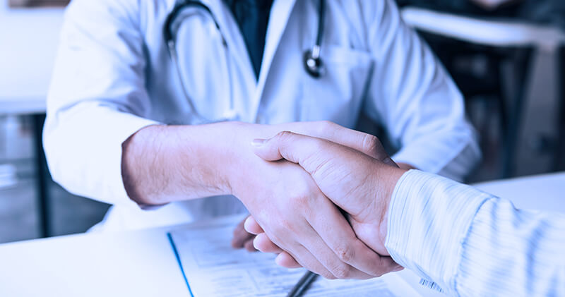 12 passos para melhorar os resultados da clínica ou consultório médico 6 melhorar os resultados da clinica aperto de maos