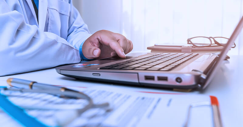 Confira 10 tipos de pedidos médicos e como realizar no Padrão TISS 11 pedido medico computador