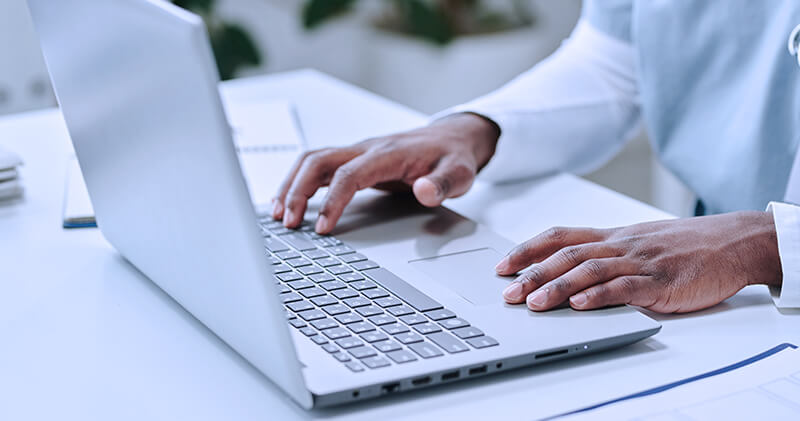 20 ideias incríveis de posts médicos para suas redes sociais 9 post medico computador