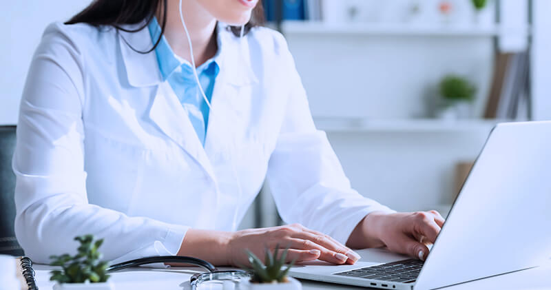 Relação médico e paciente: como criar um relacionamento duradouro? 7 relacao medico e paciente mesa medica