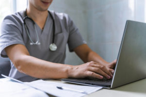 Médico trabalhando em Laptop