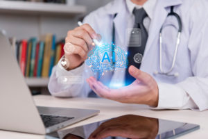 Otimizar o tempo de consulta com IA 1 Médico em uma consulta em frente a um notebook com um holograma de um cérebro escrito AI