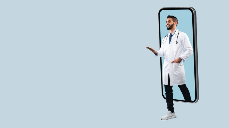 Smartphone com um médico saindo da tela em fundo azul