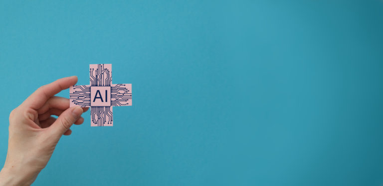 Fundo azul com uma cruz branca na mão de um médico com a escrita IA em seu interior