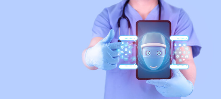 Médica segurando um celular com a imagem de um robô e com várias mensagens escritas