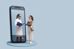 Médica saindo da tela de um smartphone de frente para uma paciente em fundo azul