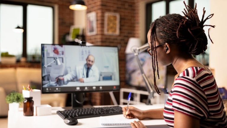 assistindo um webinar médico em um computador