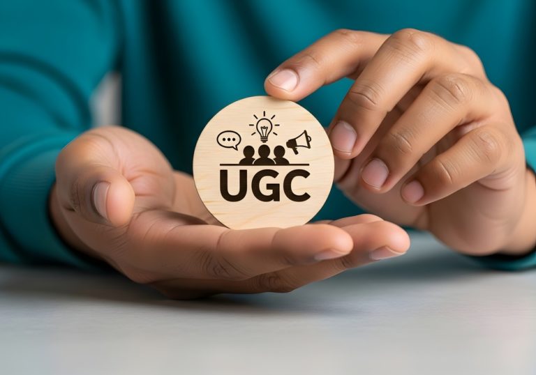 Médica segurando uma tag redonda de madeira escrito UGC