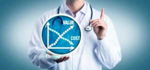 Médico de jaleco branco segurando um ícone com um gráfico de custo e valor