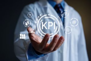 Médico com um holograma escrito KPI sobre a sua mão