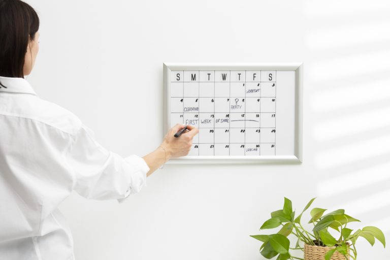 Mulher escrevendo em quadro branco