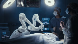 Médico fazendo uma cirurgia com a ajuda de um robô médico