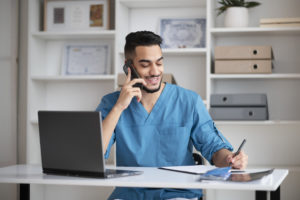 Como criar um pós-atendimento que fideliza pacientes 1 médico trabalhando no celular