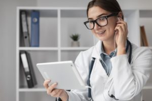 médica trabalhando no tablet