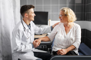 Como reduzir a ansiedade do paciente antes da consulta 1 médico segurando a mão de paciente
