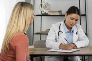 paciente jovem conversando com médica