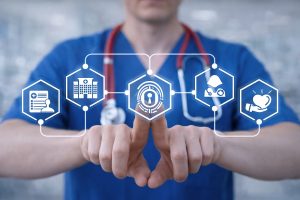 Como integrar múltiplos sistemas de gestão na clínica sem perder dados 1 Médico utilizando checklist digital em laptop com ícones de saúde, simbolizando controle de qualidade e segurança